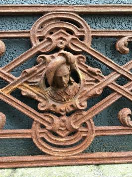 Balkon reling, antiek / klassiek raamrek, gietijzer, hekwerk